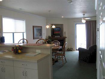 Village West Resort & Hotel Okoboji Exterior photo